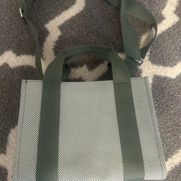 Lululemon Stylish  Green and White Tote Bag 4L - Picture 6 of 7